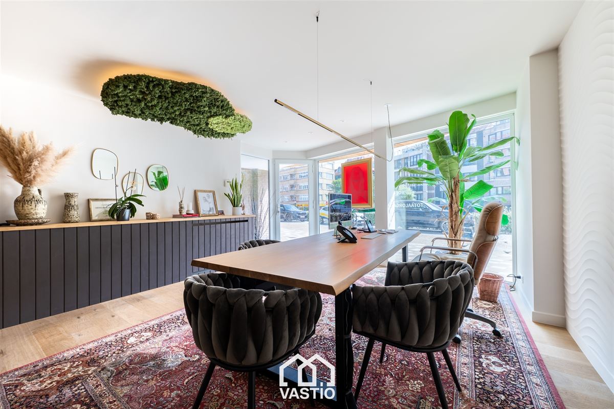 Instapklaar kantoor met grote vitrine in Knokke-Heist