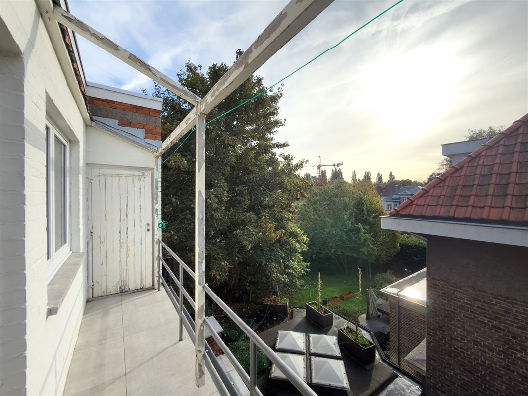 Ruim appartement met terras en garage, vlak bij centrum