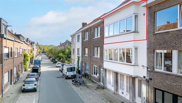 Ruim appartement met terras en garage, vlak bij centrum