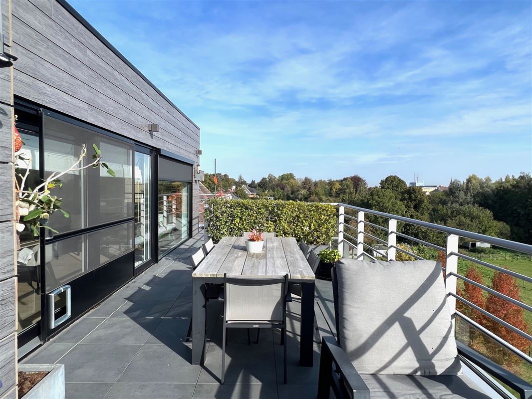 MAGNIFIQUE PENTHOUSE avec 2 CHAMBRES et GRANDE TERRASSE!!