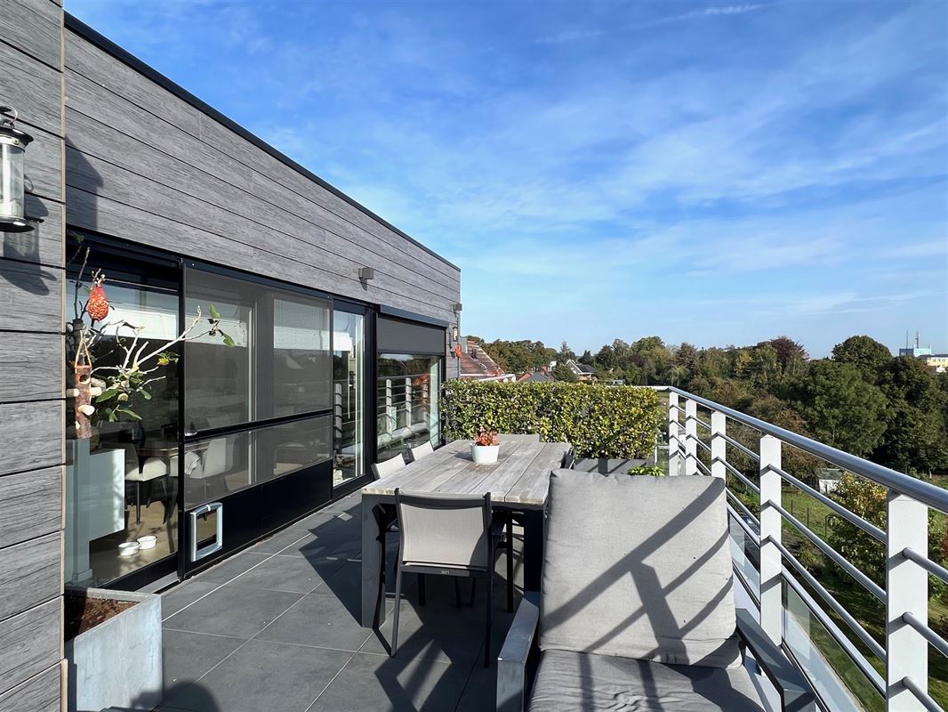 MAGNIFIQUE PENTHOUSE avec 2 CHAMBRES et GRANDE TERRASSE!!