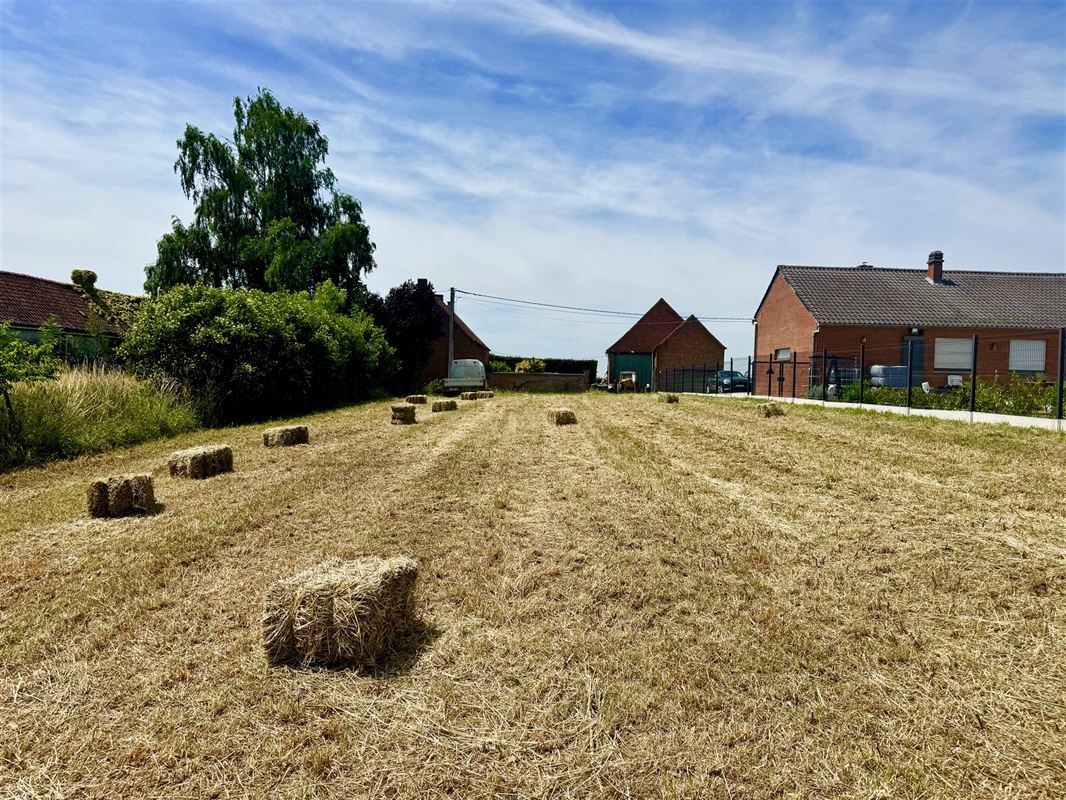 MOOIE  BOUWGROND RUSTIG GELEGEN IN EEN DOODLOPENDE STRAAT!!