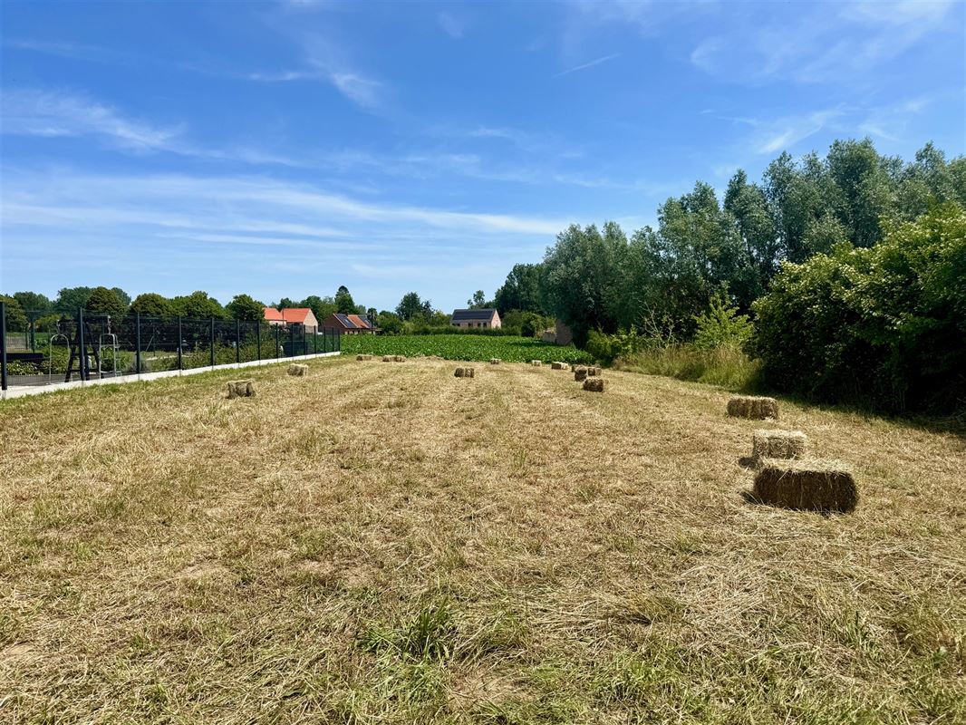 MOOIE  BOUWGROND RUSTIG GELEGEN IN EEN DOODLOPENDE STRAAT!!