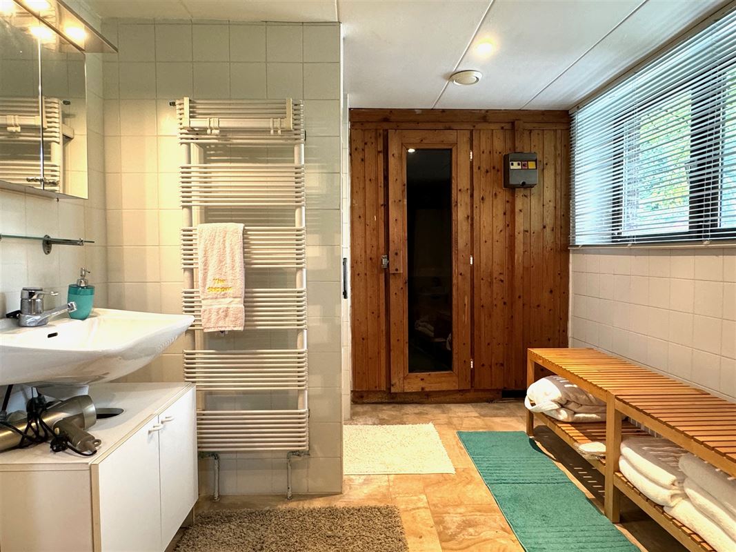 PRACHTIG LANDHUIS met BINNEN ZWEMBAD en 2 STUDIO'S!!