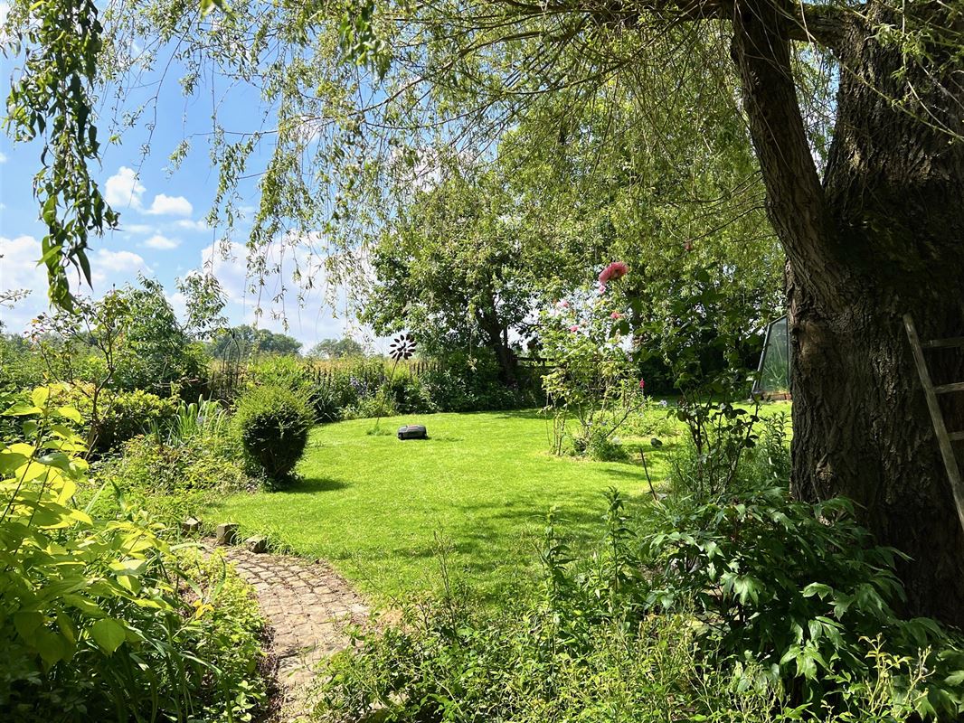 PRACHTIG LANDHUIS met BINNEN ZWEMBAD en 2 STUDIO'S!!