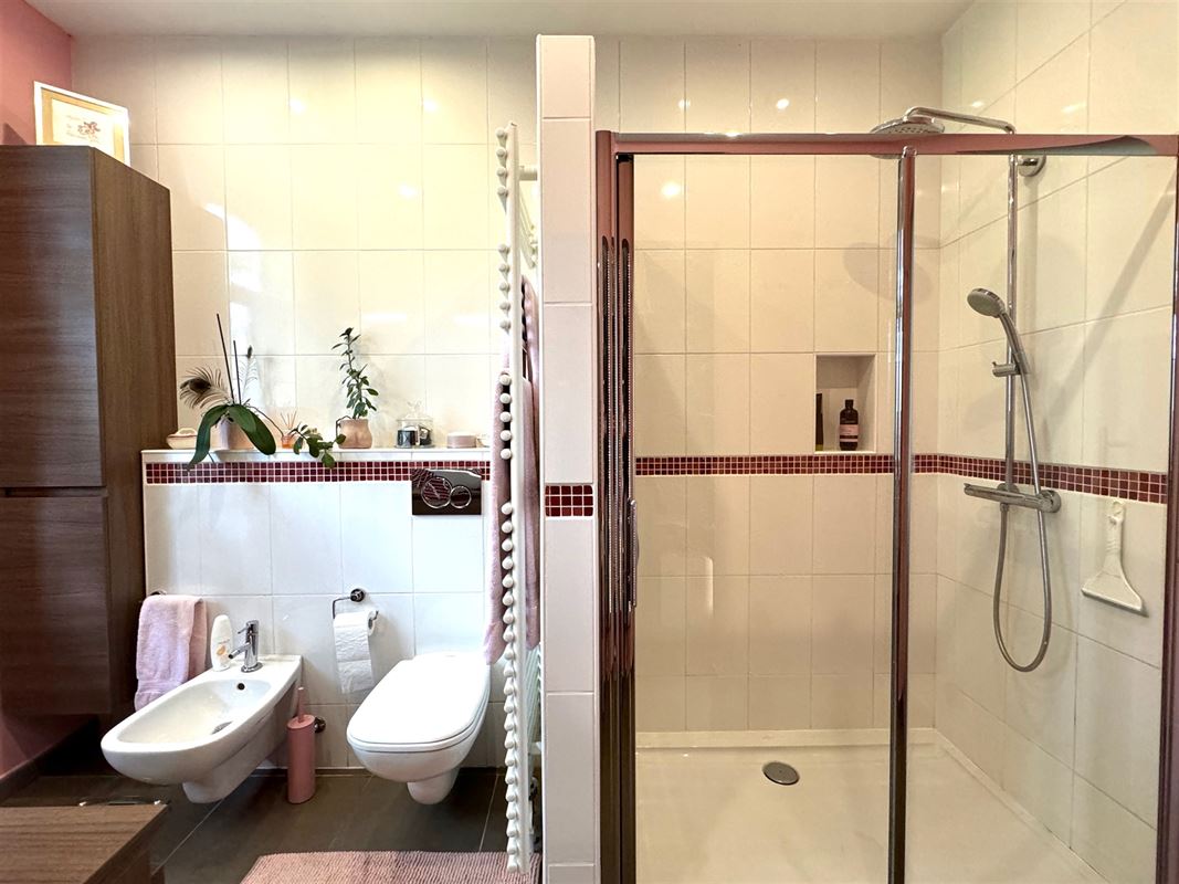 PRACHTIG LANDHUIS met BINNEN ZWEMBAD en 2 STUDIO'S!!