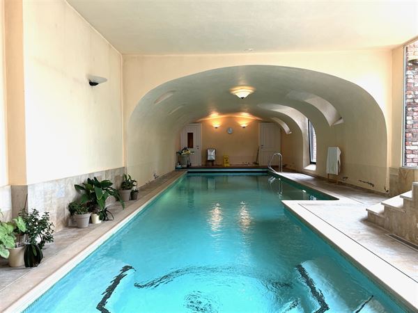 PRACHTIG LANDHUIS met BINNEN ZWEMBAD en 2 STUDIO'S!!