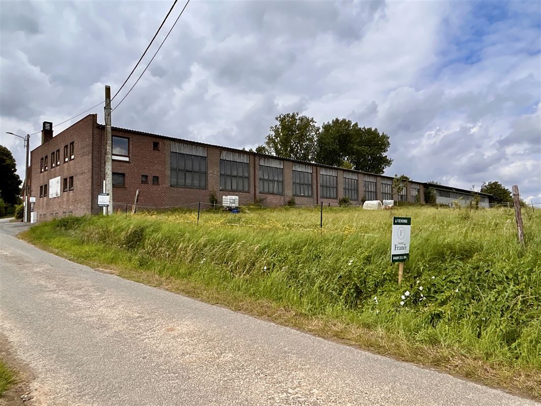 ENTREPÔT/ATELIER de +/- 1.800 m²!!