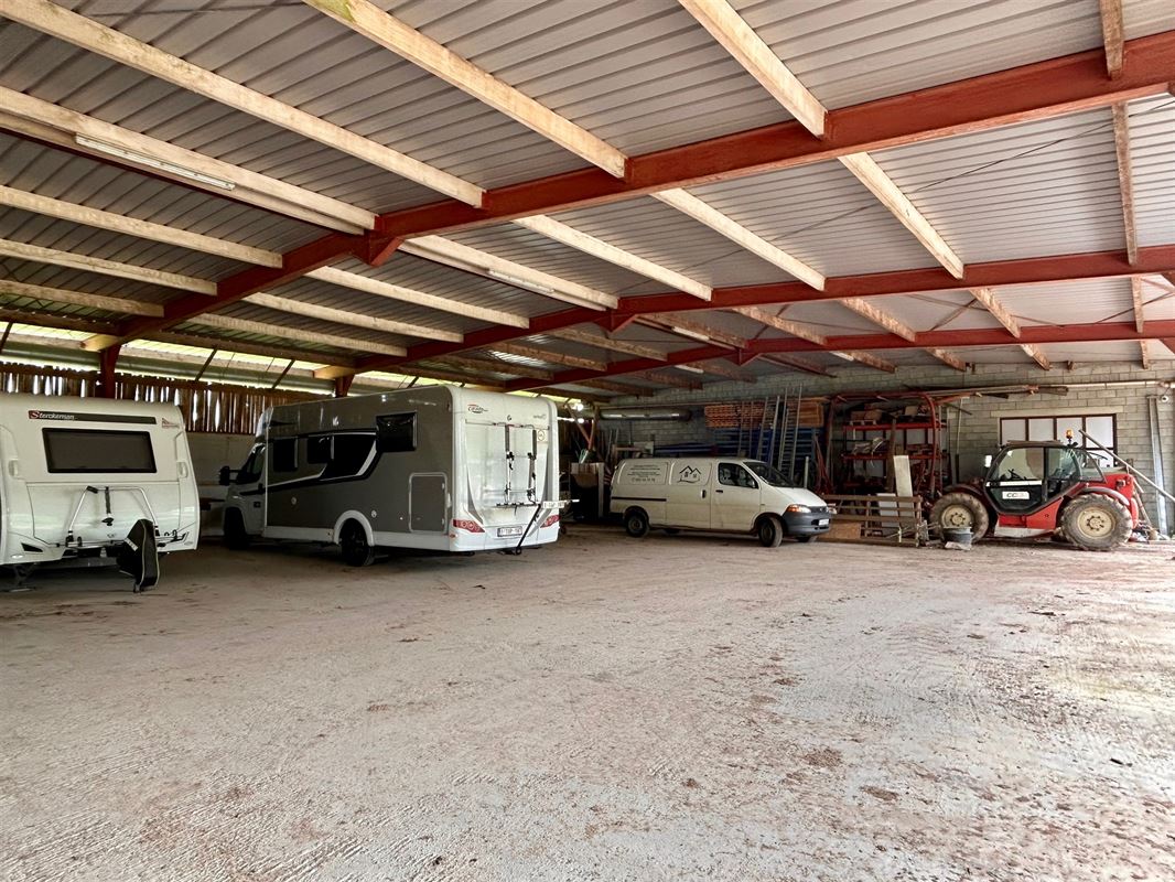 ENTREPÔT/ATELIER de +/- 1.800 m²!!