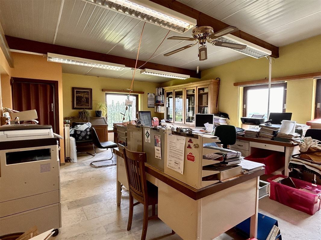 ENTREPÔT/ATELIER de +/- 1.800 m²!!