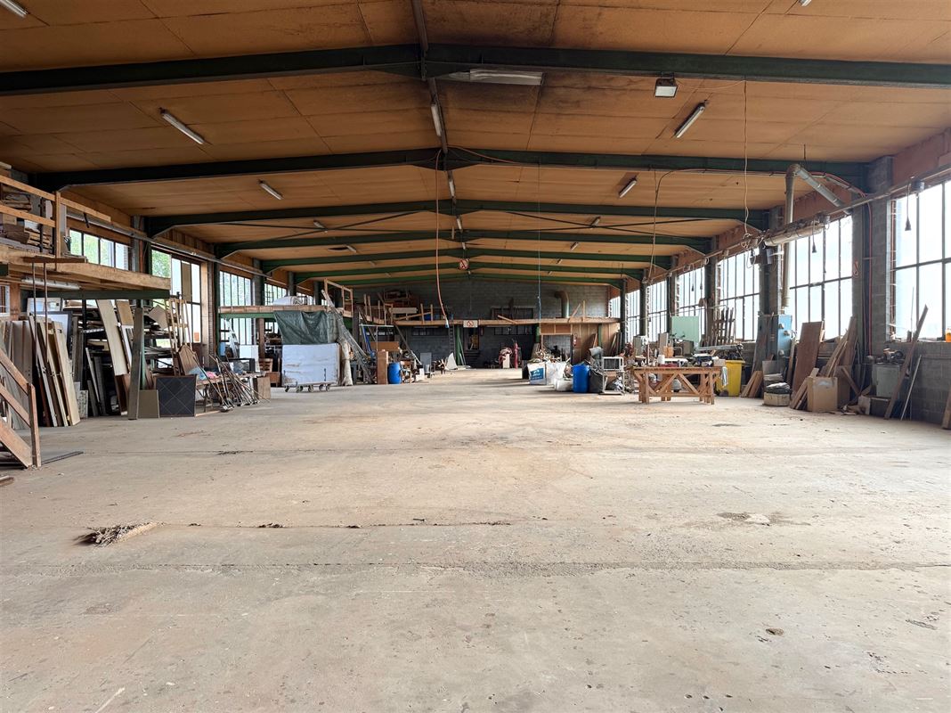 ENTREPÔT/ATELIER de +/- 1.800 m²!!