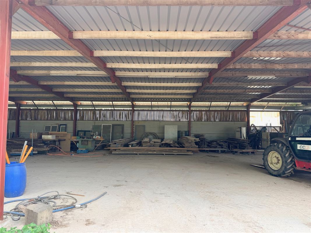 ENTREPÔT/ATELIER de +/- 1.800 m²!!