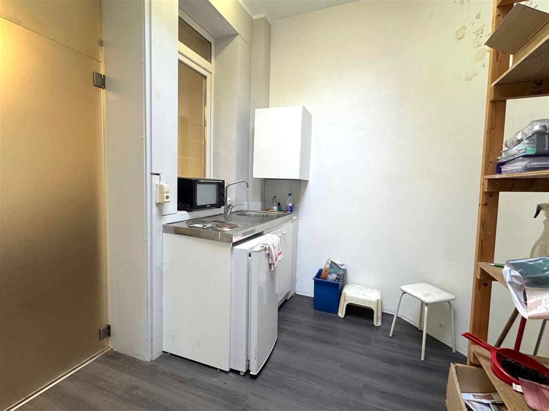 TE RENOVEREN HANDELSZAAK MET WOONST IN CENTRUM RONSE!