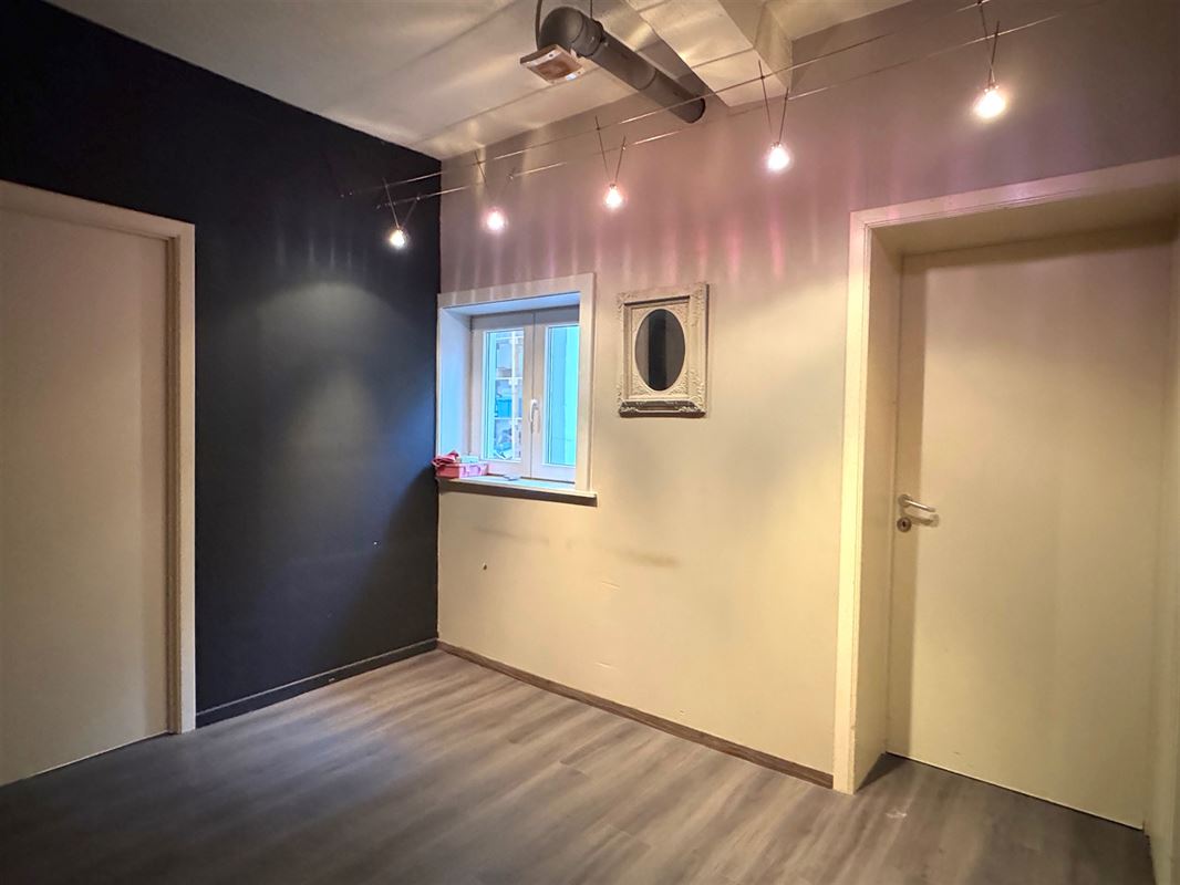 TE RENOVEREN HANDELSZAAK MET WOONST IN CENTRUM RONSE!