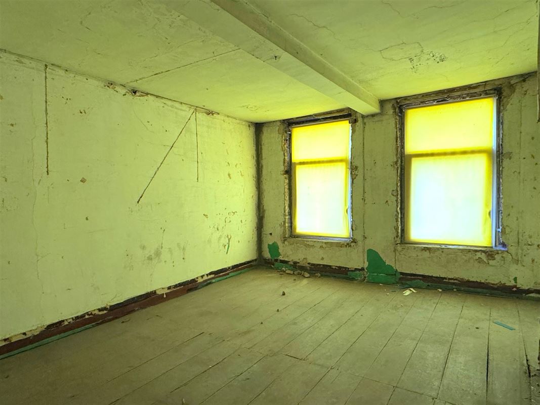 TE RENOVEREN HANDELSZAAK MET WOONST IN CENTRUM RONSE!