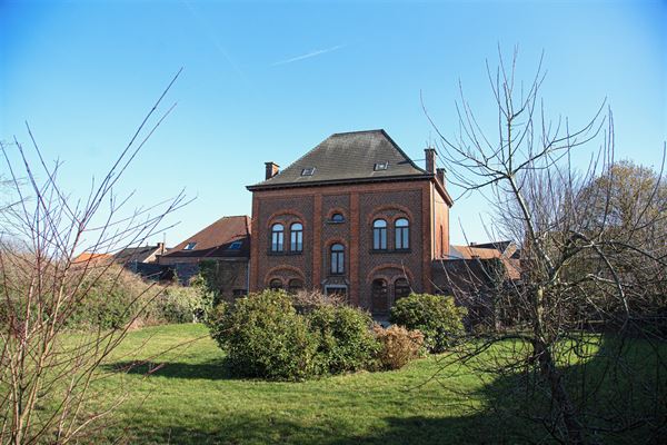 UNIEK HERENHUIS TE ELLEZELLES met PRACHTIGE TUIN!