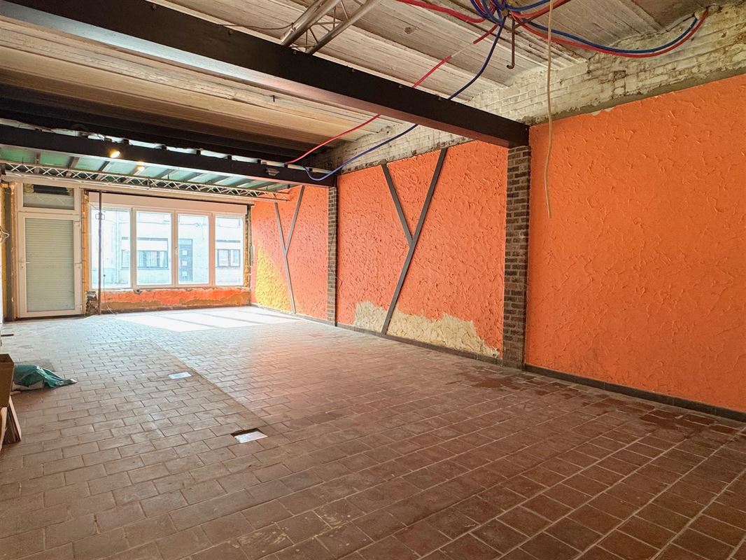 MAGAZIJN, KANTOREN, APPARTEMENT, PARKING en BOUWGROND.