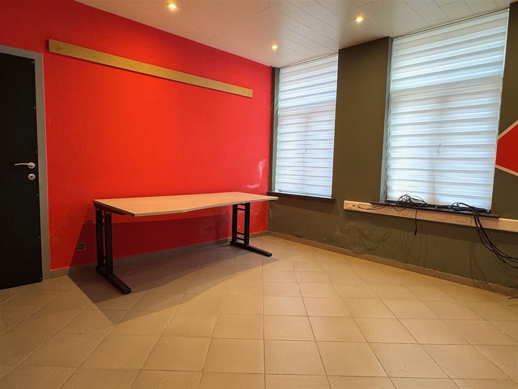MAGAZIJN, KANTOREN, APPARTEMENT, PARKING en BOUWGROND.
