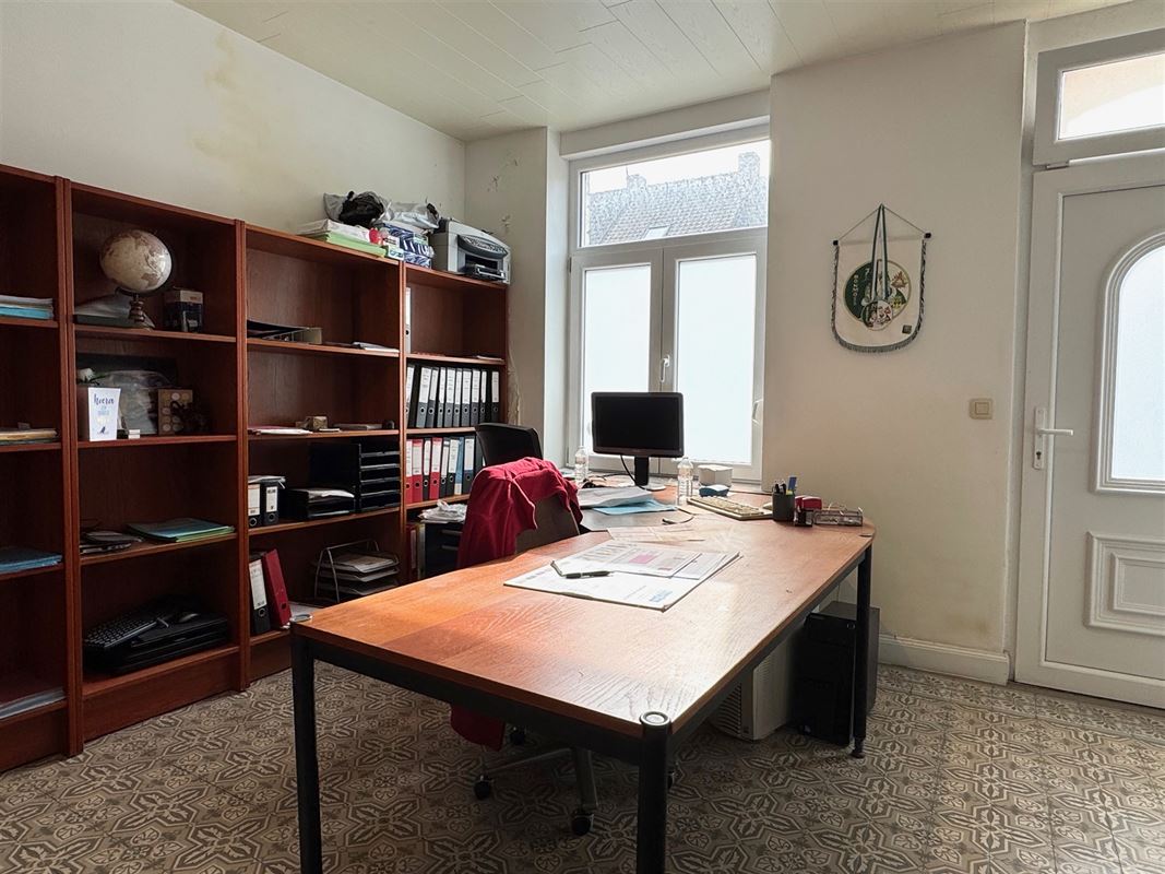 MAGAZIJN, KANTOREN, APPARTEMENT, PARKING en BOUWGROND.