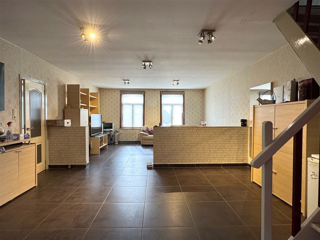 MAGAZIJN, KANTOREN, APPARTEMENT, PARKING en BOUWGROND.