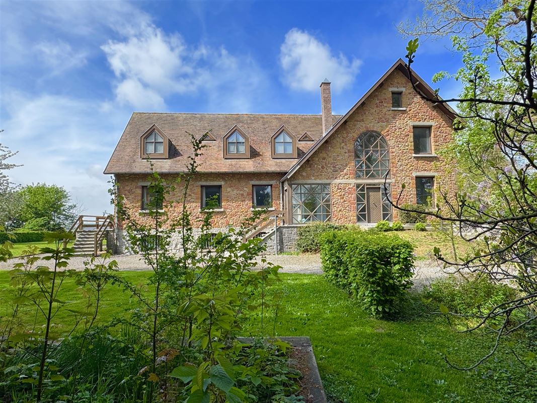 KARAKTERVOLLE WONING GELEGEN IN EEN GROENE OMGEVING!