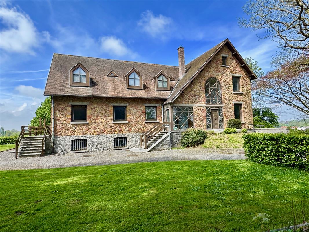 KARAKTERVOLLE WONING GELEGEN IN EEN GROENE OMGEVING!