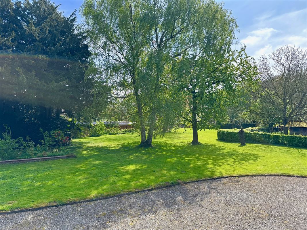 KARAKTERVOLLE WONING GELEGEN IN EEN GROENE OMGEVING!