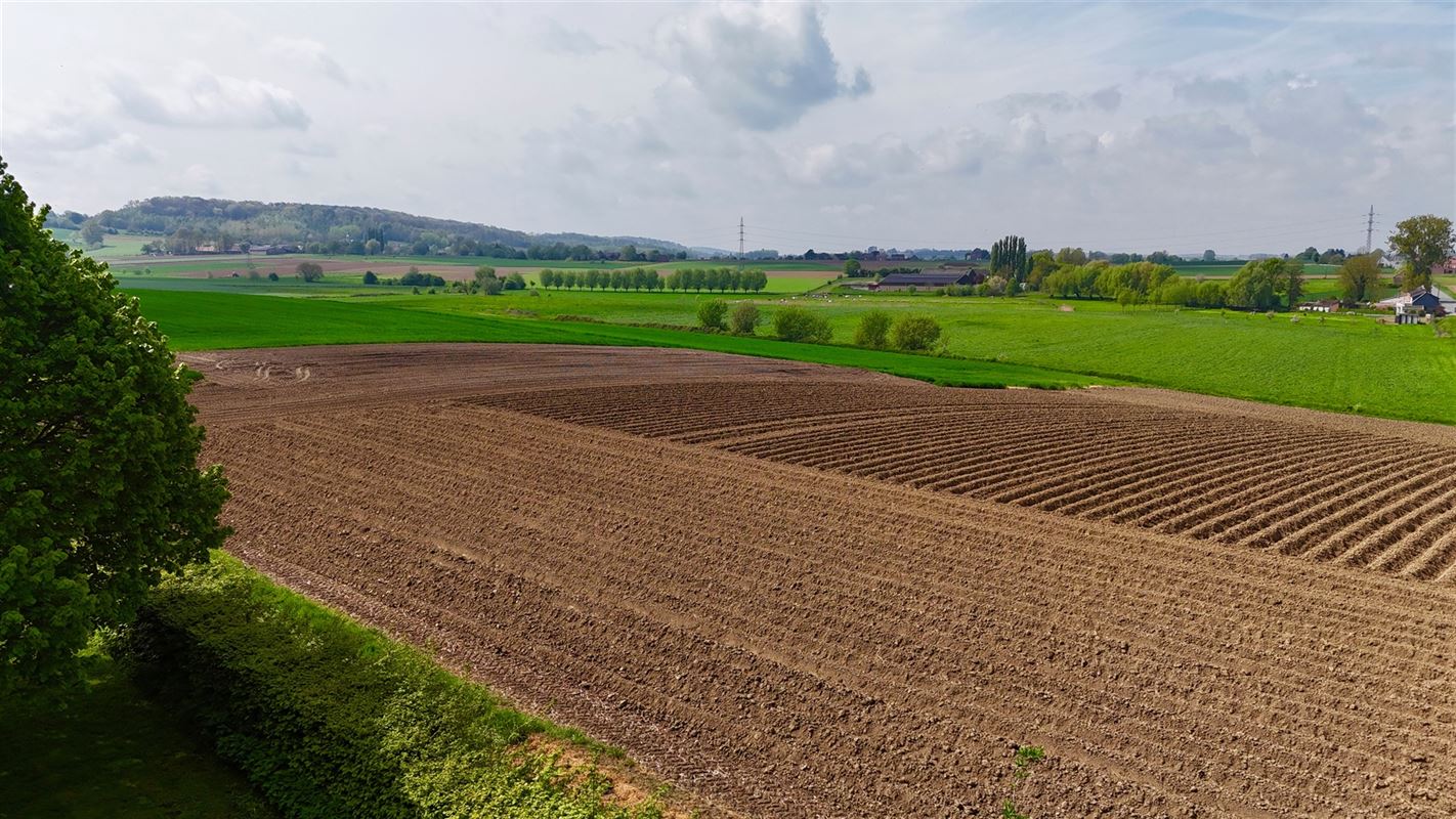 KARAKTERVOLLE WONING GELEGEN IN EEN GROENE OMGEVING!