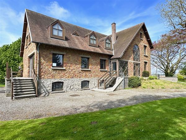 KARAKTERVOLLE WONING GELEGEN IN EEN GROENE OMGEVING!