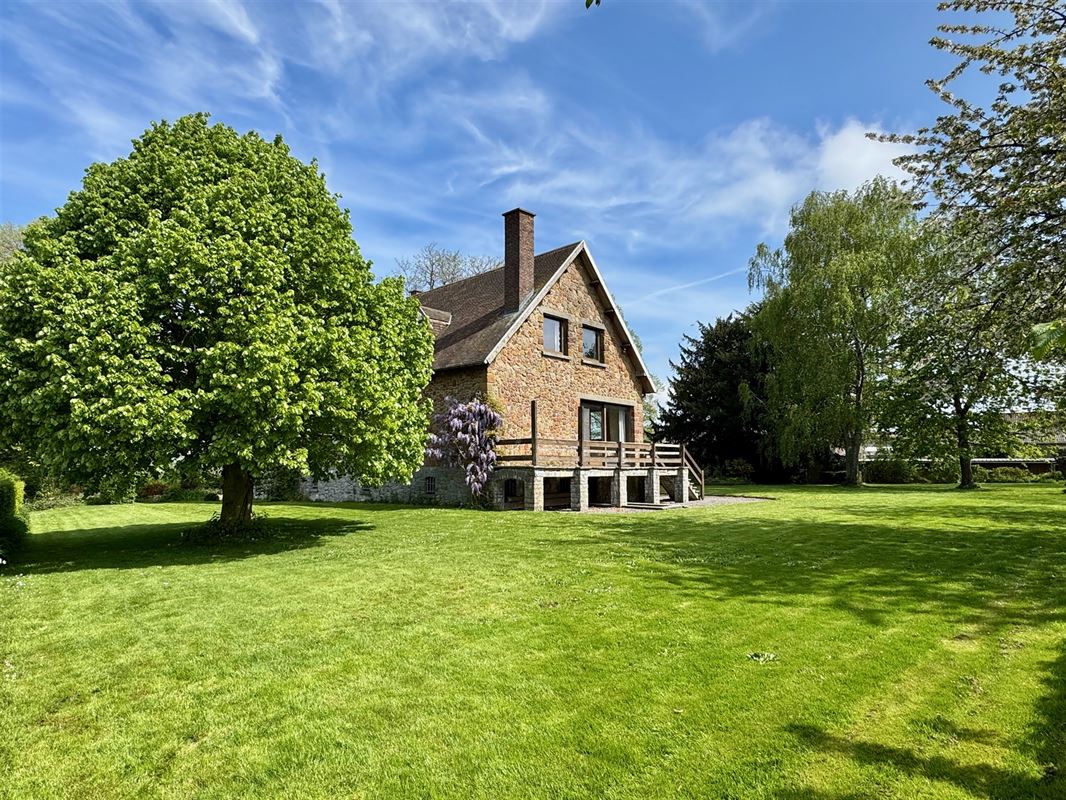 KARAKTERVOLLE WONING GELEGEN IN EEN GROENE OMGEVING!