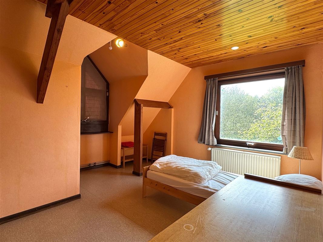 KARAKTERVOLLE WONING GELEGEN IN EEN GROENE OMGEVING!