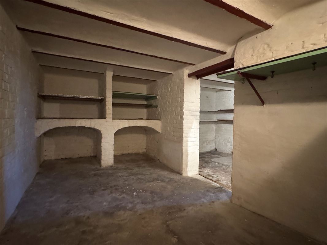 TE RENOVEREN WONING MET 4 SLPKS EN TUIN