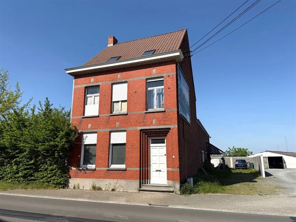 SPACIEUSE MAISON BOURGEOISE AVEC ÉNORMÉMENT DE POTENTIEL!