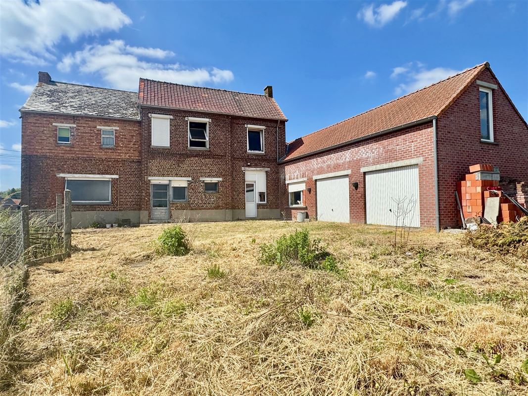 MAISON A RÉNOVER AU CALME avec JARDIN et 2 GARAGES!