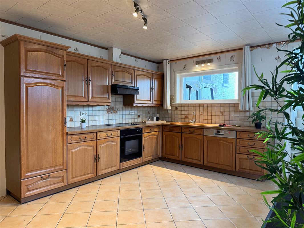 TE RENOVEREN WONING MET 4 SLPKS EN TUIN