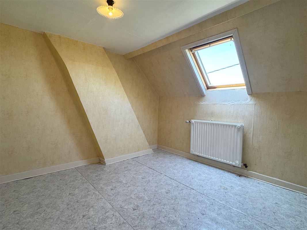 TE RENOVEREN WONING MET 4 SLPKS EN TUIN