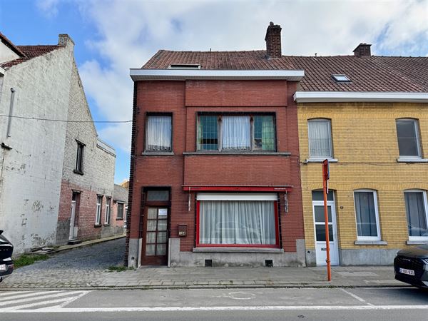 GRANDE MAISON AVEC JARDIN & GARAGE À RÉNOVER!
