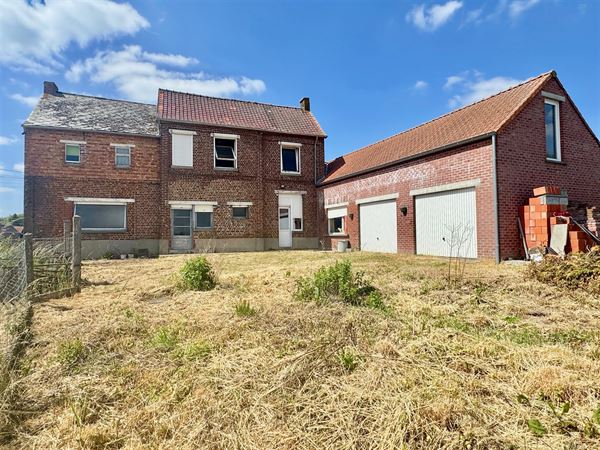 MAISON A RÉNOVER AU CALME avec JARDIN et 2 GARAGES!