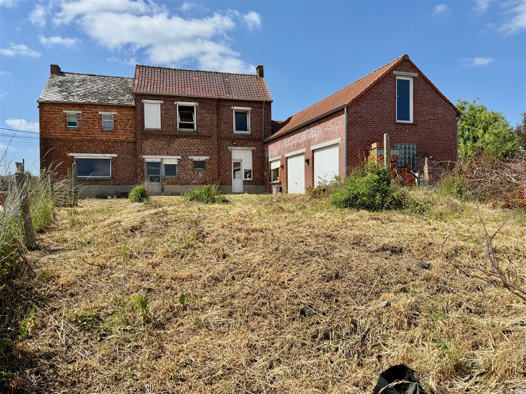 MAISON A RÉNOVER AU CALME avec JARDIN et 2 GARAGES!