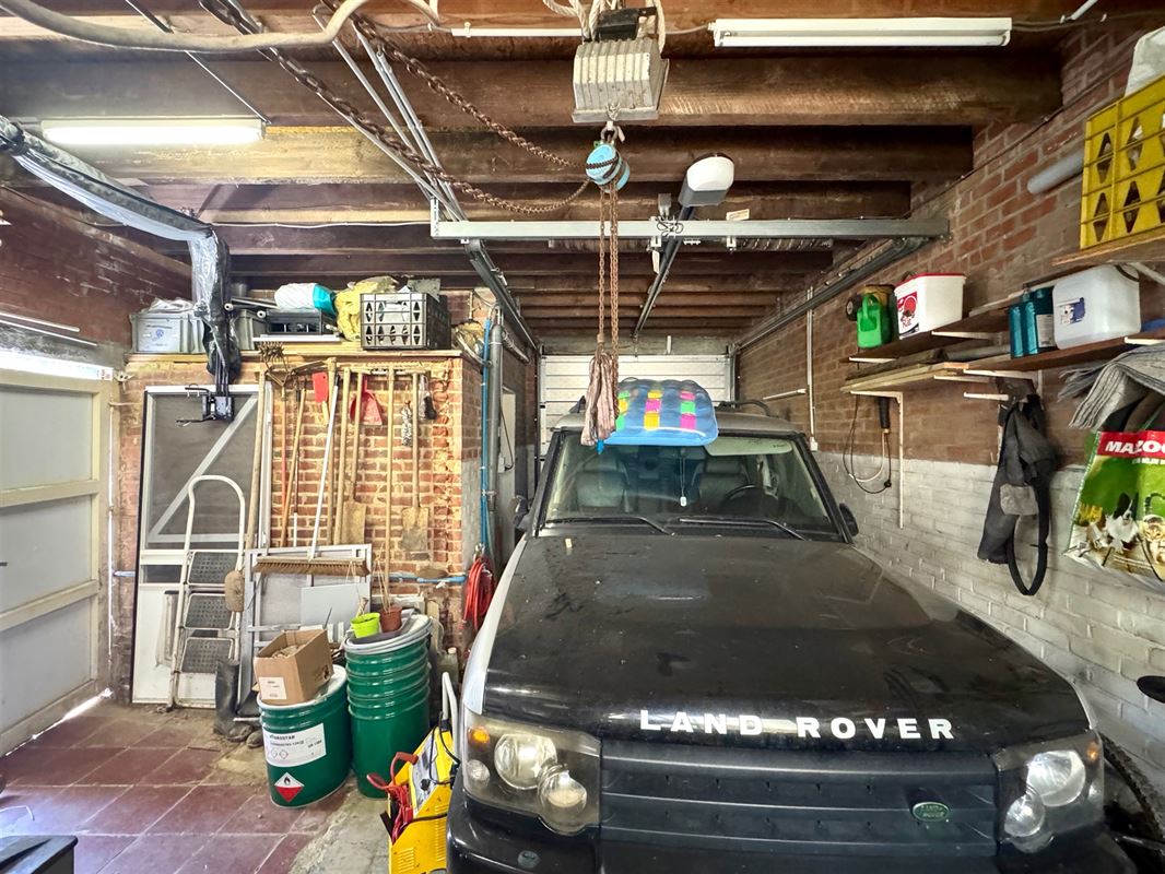 WONING MET 4 SLKS, 2 BADKAMERS, 2 RUIME GARAGES & TUIN!
