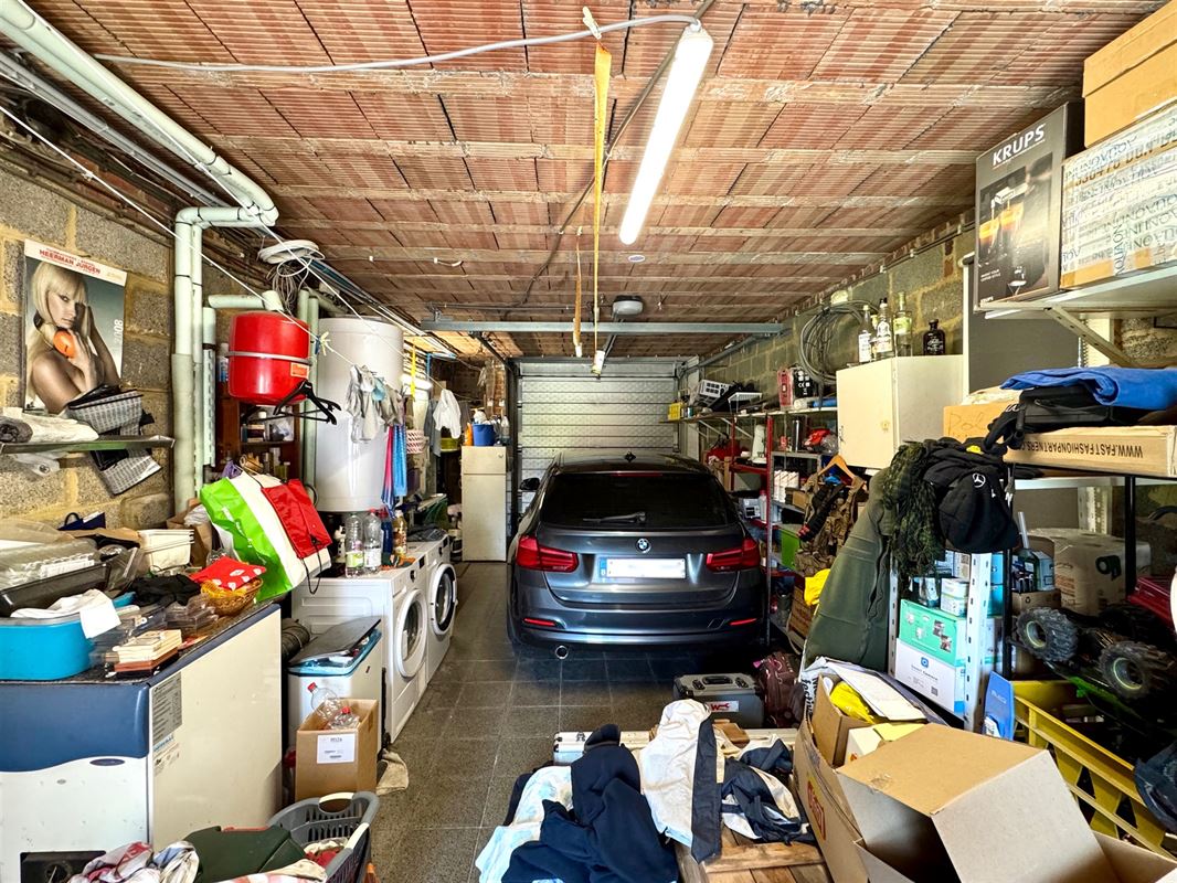 WONING MET 4 SLKS, 2 BADKAMERS, 2 RUIME GARAGES & TUIN!