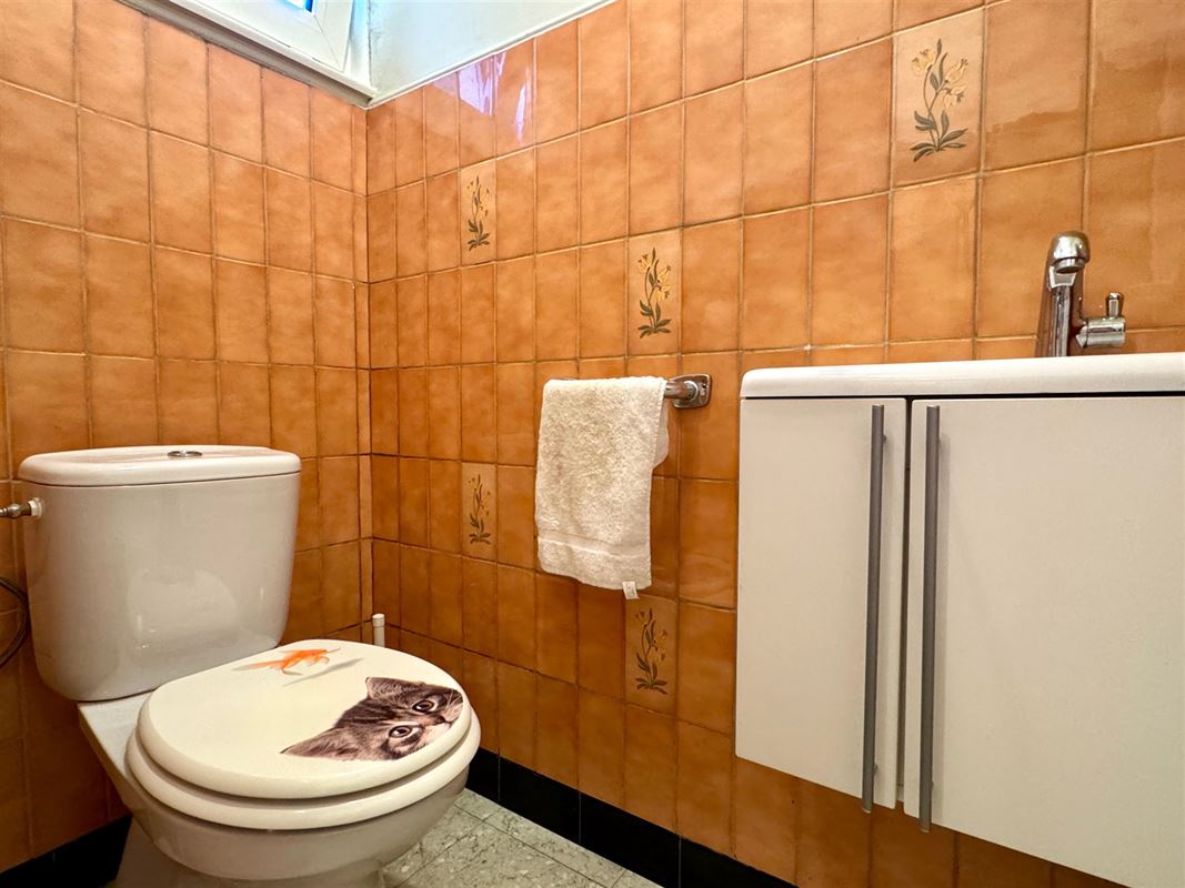 WONING MET 4 SLKS, 2 BADKAMERS, 2 RUIME GARAGES & TUIN!