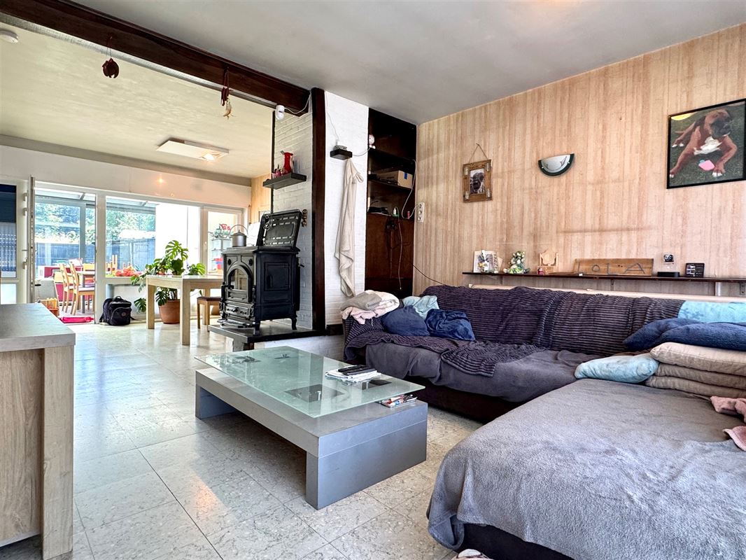 WONING MET 4 SLKS, 2 BADKAMERS, 2 RUIME GARAGES & TUIN!