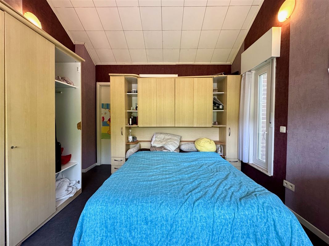 WONING MET 4 SLKS, 2 BADKAMERS, 2 RUIME GARAGES & TUIN!