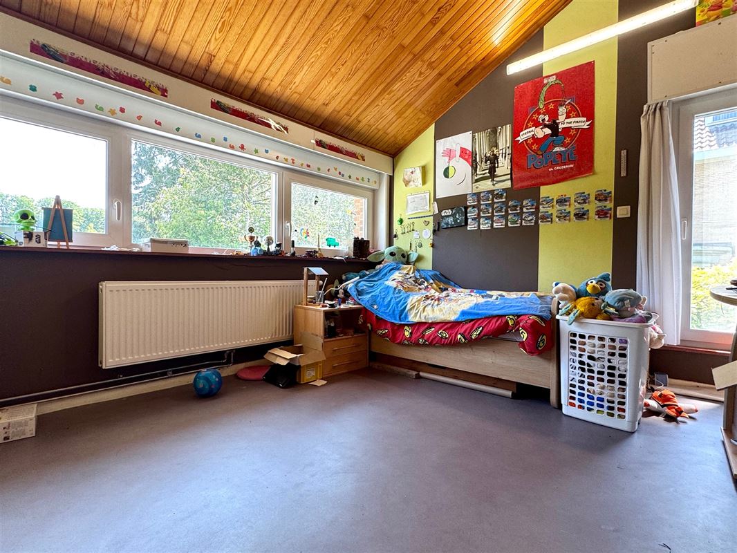 WONING MET 4 SLKS, 2 BADKAMERS, 2 RUIME GARAGES & TUIN!
