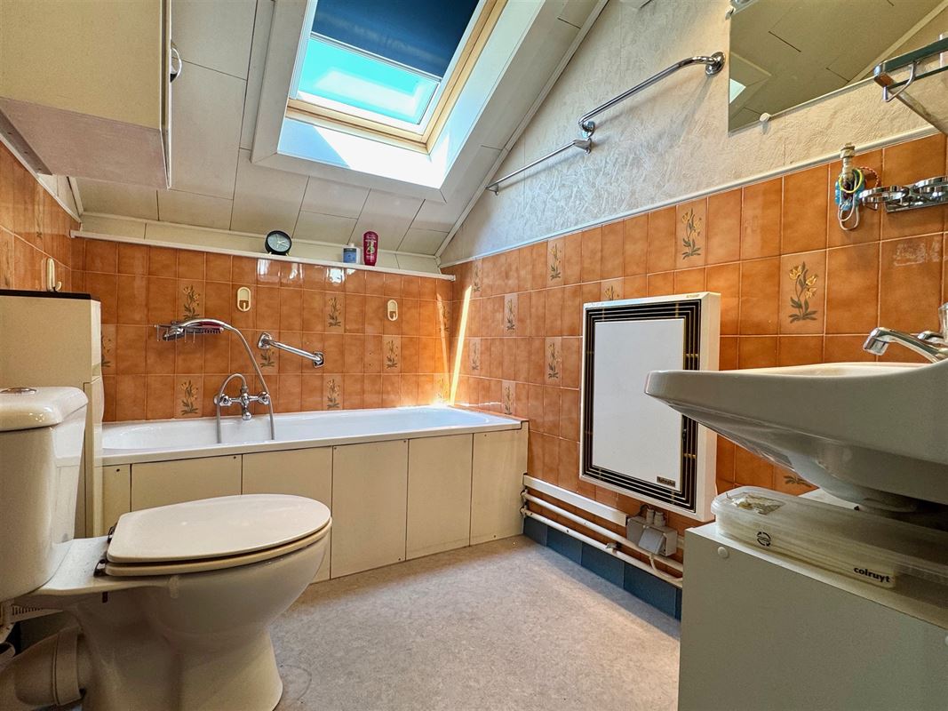 WONING MET 4 SLKS, 2 BADKAMERS, 2 RUIME GARAGES & TUIN!
