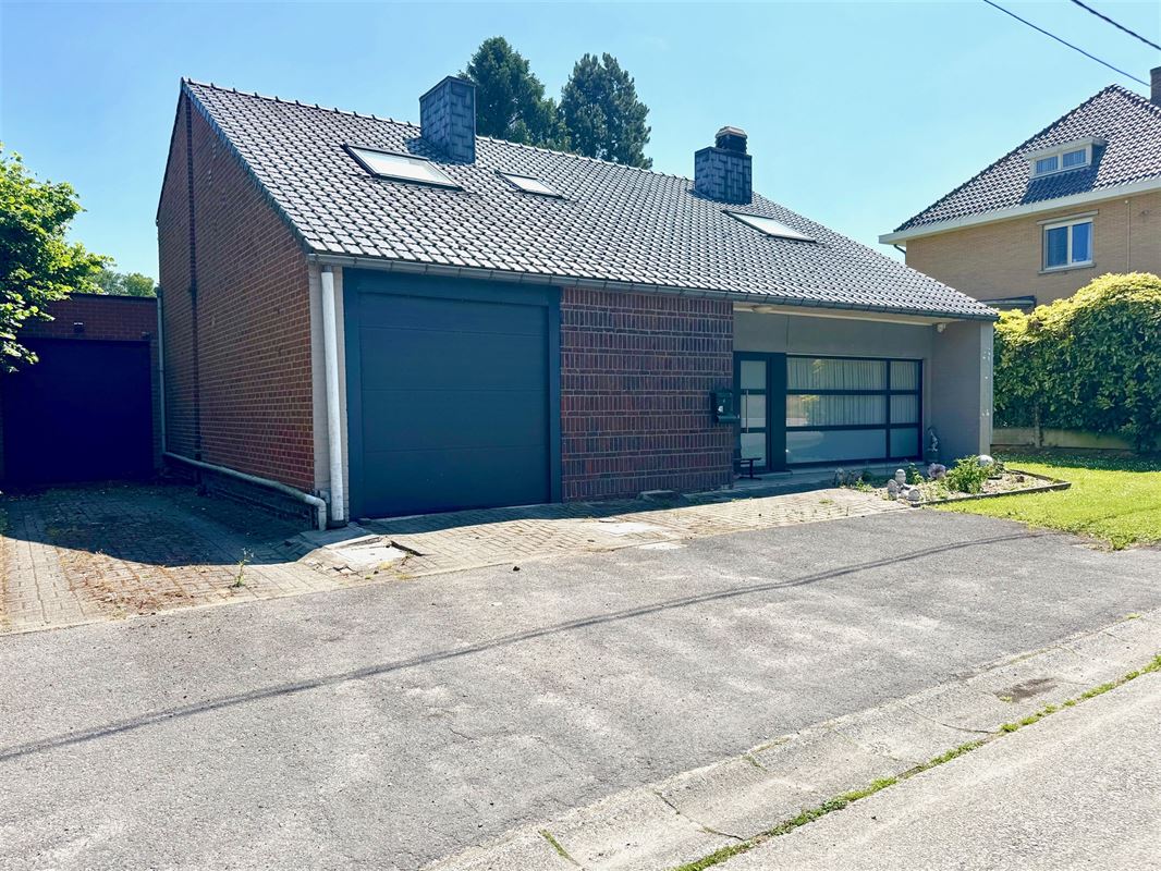 WONING MET 4 SLKS, 2 BADKAMERS, 2 RUIME GARAGES & TUIN!