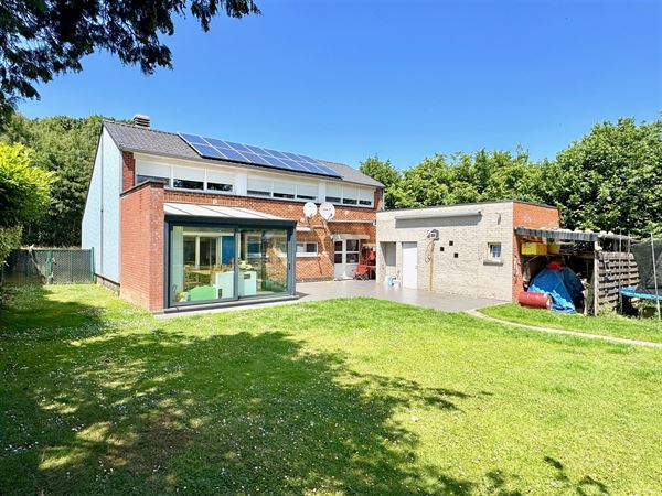 WONING MET 4 SLKS, 2 BADKAMERS, 2 RUIME GARAGES & TUIN!