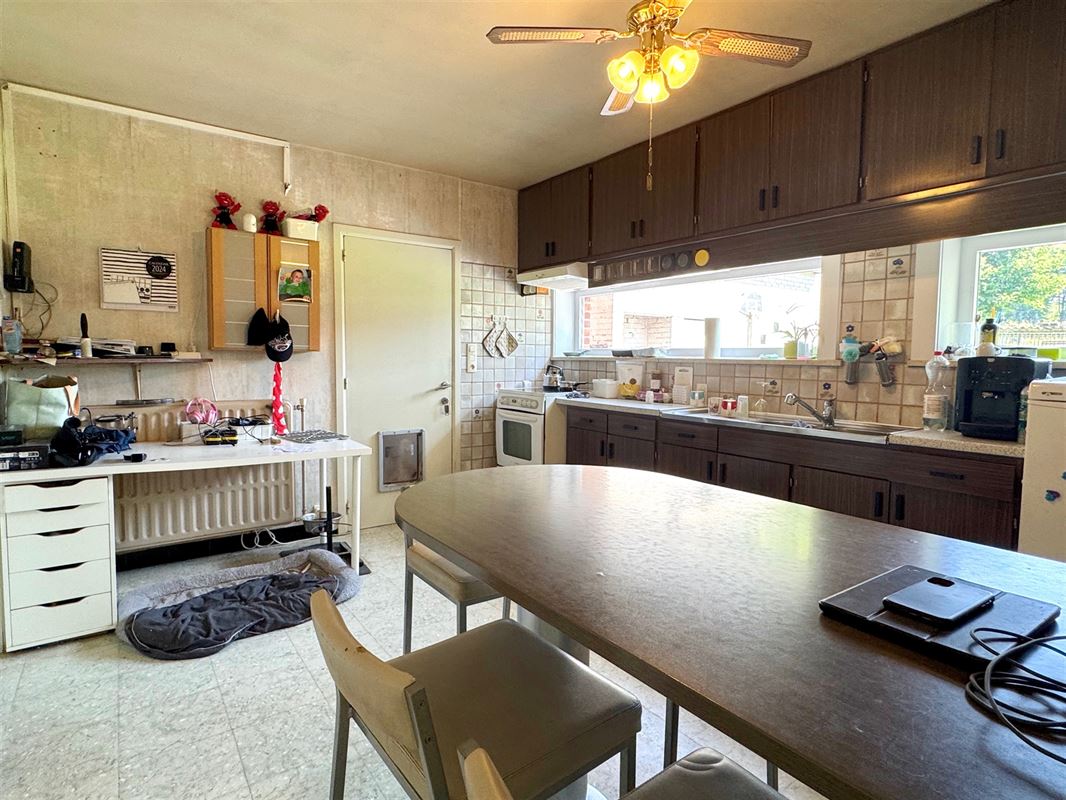 WONING MET 4 SLKS, 2 BADKAMERS, 2 RUIME GARAGES & TUIN!