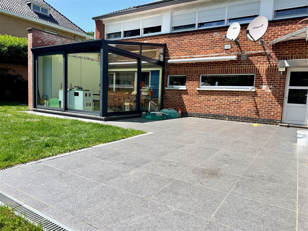 WONING MET 4 SLKS, 2 BADKAMERS, 2 RUIME GARAGES & TUIN!